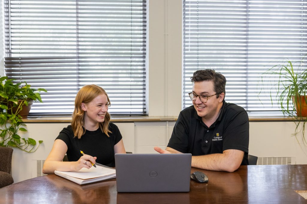 A student and an academic advisor talking.